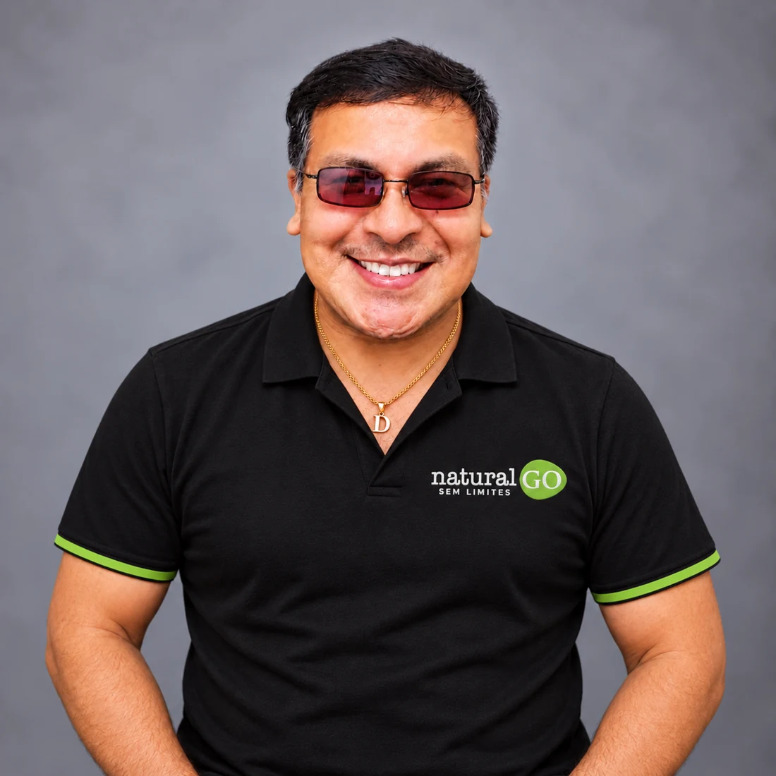 Diego Fernández, consultor Natural Go no Brasil, com polo preta e detalhes verdes.